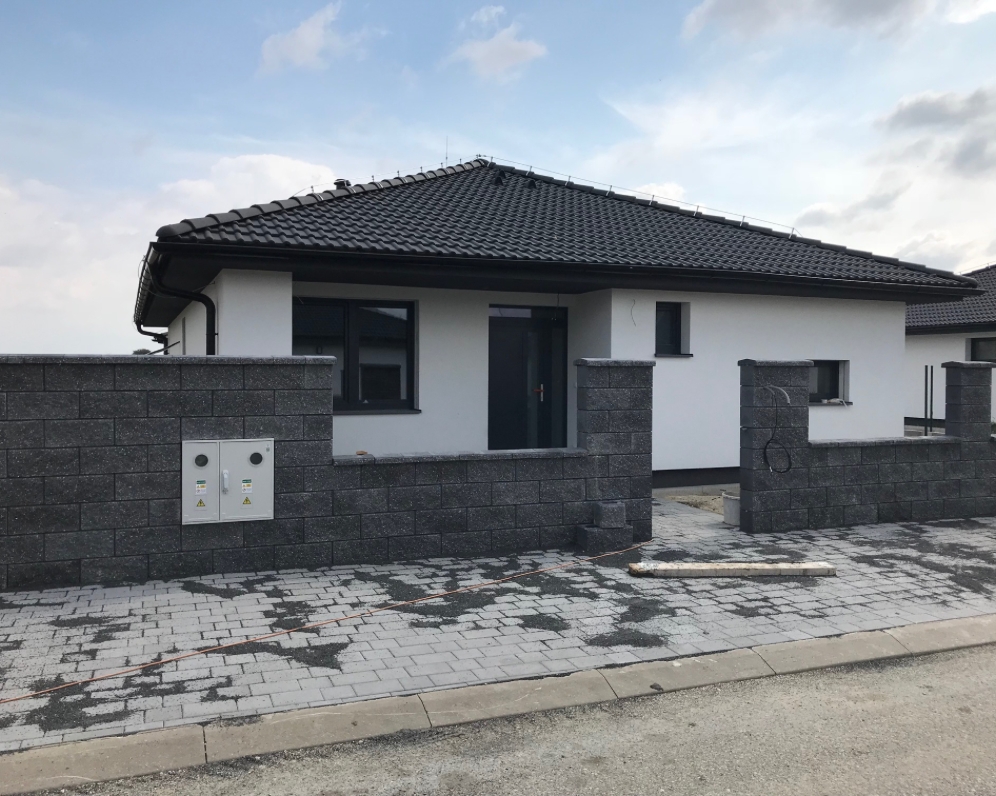 RODÍNNÝ DOM MALÝ RAJ SLOVENSKÝ GROB